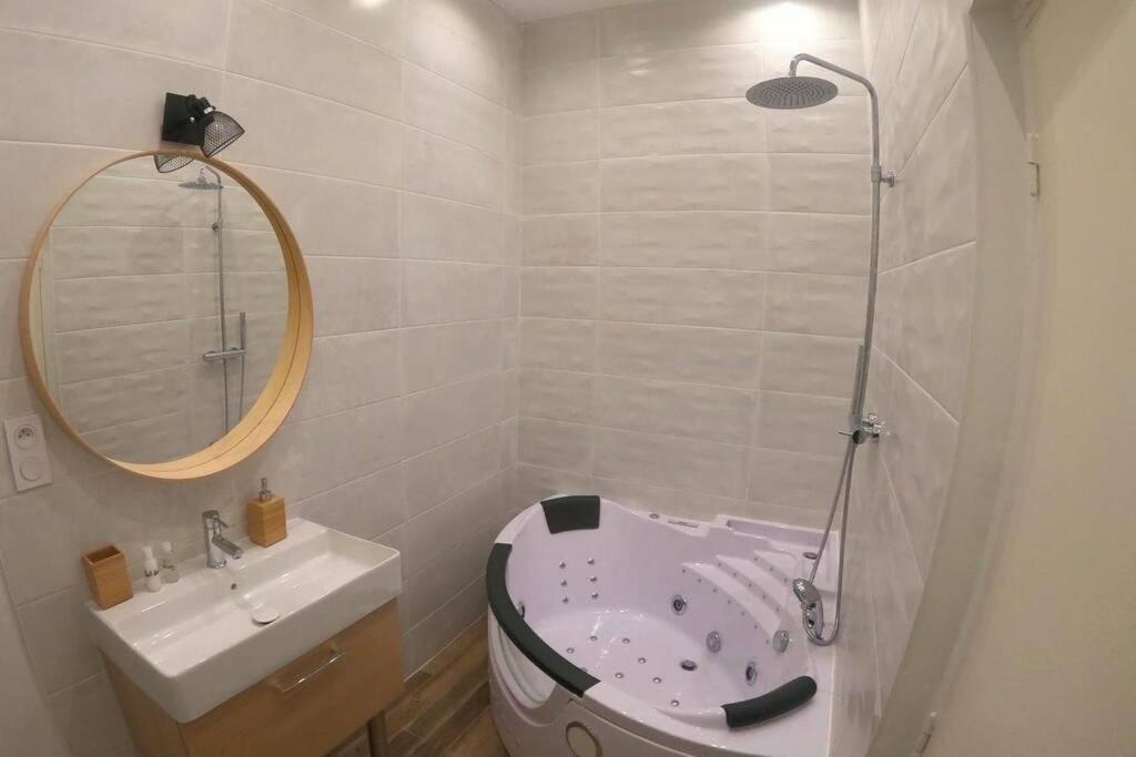 Appartement L'Escapade de Lyon, Charpennes, Jacuzzi et Emplacement idéal à Villeurbanne Extérieur photo
